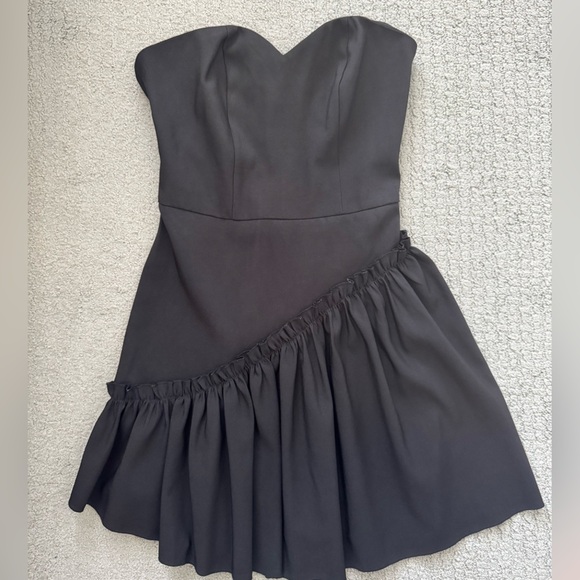 PrettyLittleThing black strapless mini dress - Picture 3 of 9